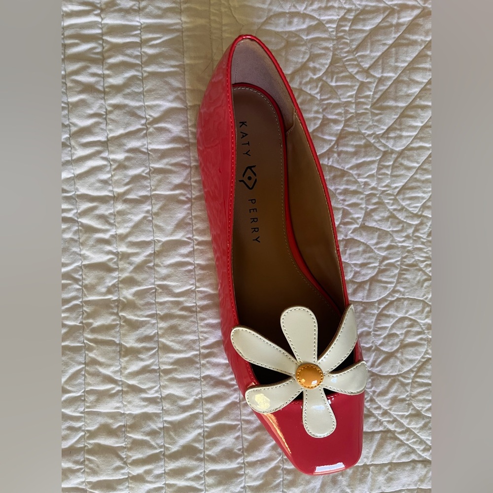 Katy Perry Collections Red Patent Flats with White Daisy Appliqués - Picture 2 of 4